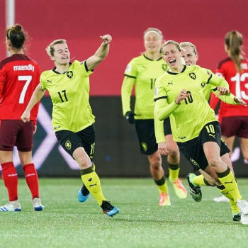 Kateřina Svitková slaví gól proti Švýcarsku.