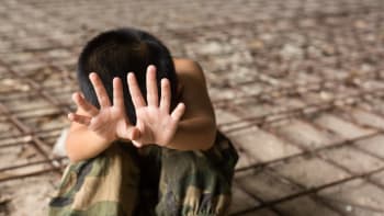Brutální hromadné znásilnění: 12letého hocha mlátili tyčí a cihlami, je v kritickém stavu