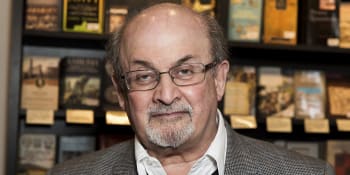 Spisovatel Rushdie je stále v kritickém stavu. Smysl pro humor ale neztratil, říká jeho syn