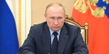 Vzkaz pro Putina. Na hrobě jeho rodičů se objevila poznámka jako ze žákovské knížky