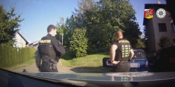 Policisté na Náchodsku nevěřili svým očím. Opilý muž řídil přes zákaz auto bez technické