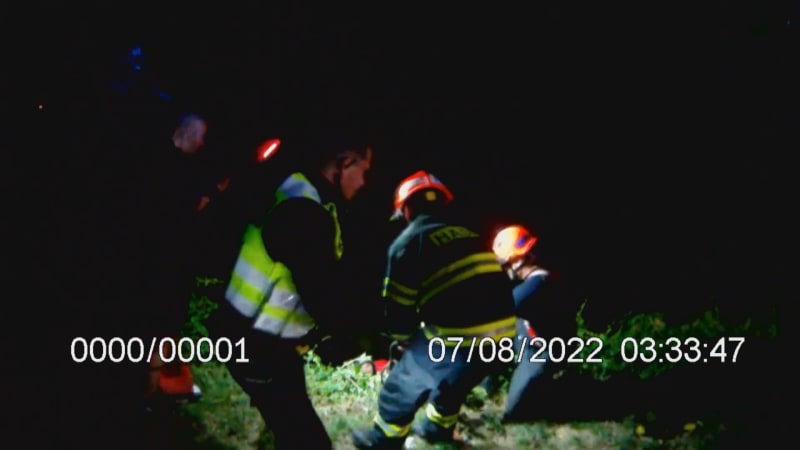 Brněnský strážník se  při záchraně muže z řeky musel svléknout