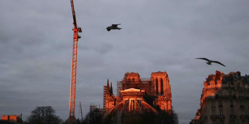 Notre-Dame osvícená plameny