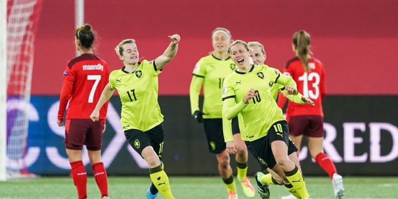 Kateřina Svitková slaví gól proti Švýcarsku.