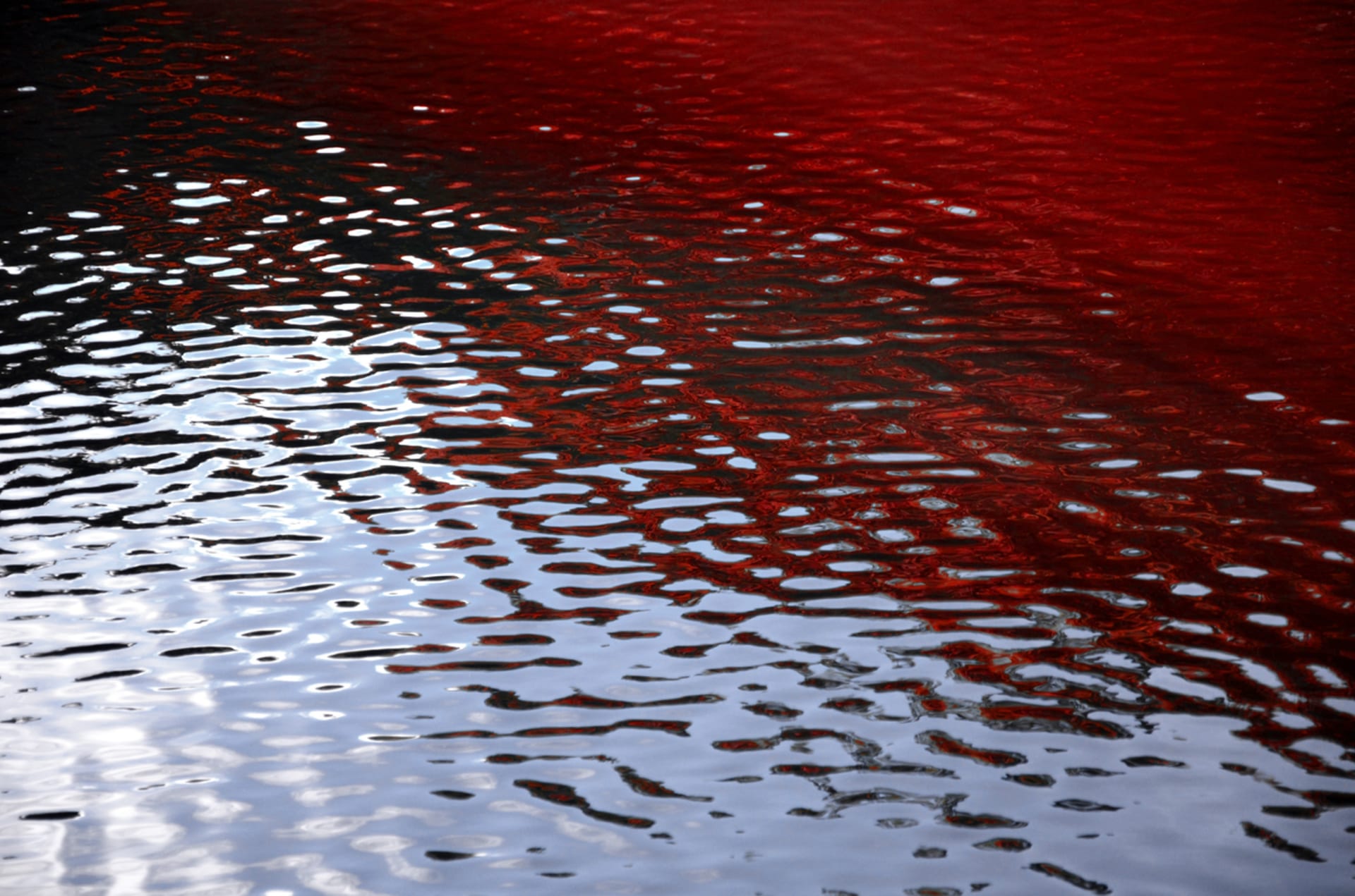 Rudě zbarvená voda vypadá skutečně strašidelně