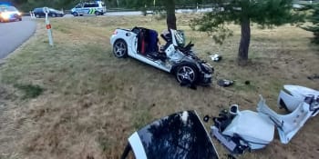 Nehoda u Jihlavy s tragickým koncem. Řidič Mercedesu zdemoloval auto, zraněním podlehl
