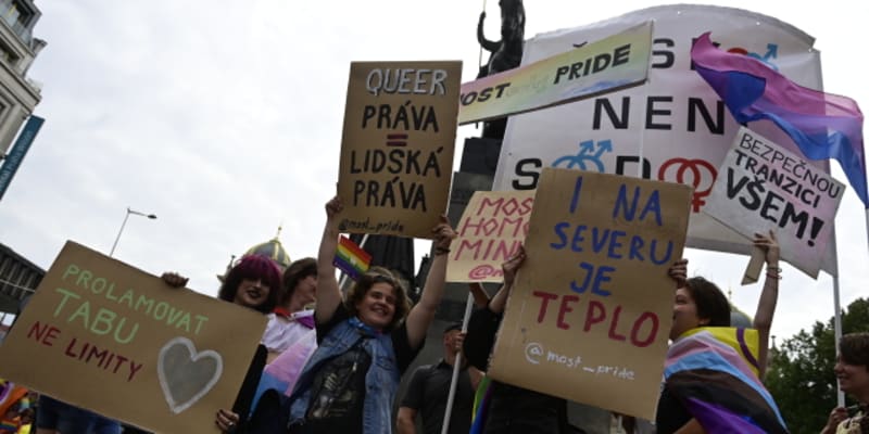 Průvod festivalu Prague Pride v roce 2022