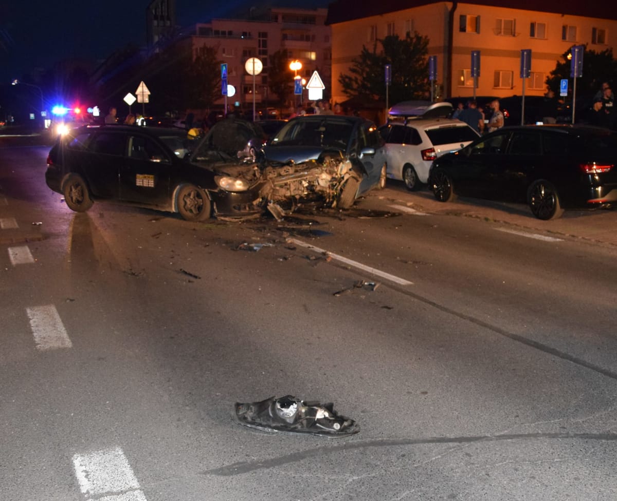 V pátek večer došlo na sídlišti v Popradě k hromadné dopravní nehodě. 