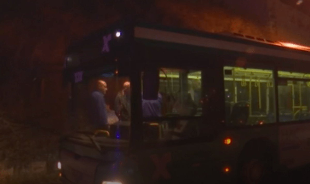 Při útoku na autobus v Jeruzalémě bylo zraněno osm lidí.