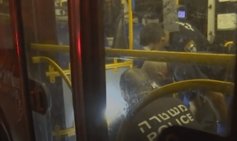 Při útoku na autobus v Jeruzalémě bylo zraněno osm lidí.