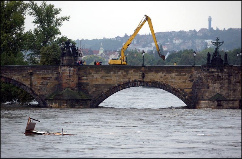 Bagr chránil Karlův most před plujícími kládami celými chatkami