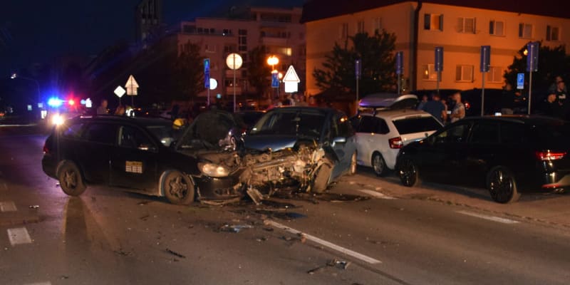 V pátek večer došlo na sídlišti v Popradě k hromadné dopravní nehodě. 