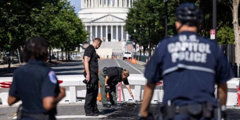 Neznámý muž najel dnes ráno automobilem do zátarasů u amerického Kapitolu, sídla Kongresu, ve Washingtonu.   