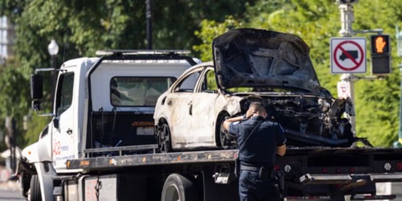 Podle místních úřadů muž narazil do zábran, vylezl z auta a jeho vůz následně začal hořet. 