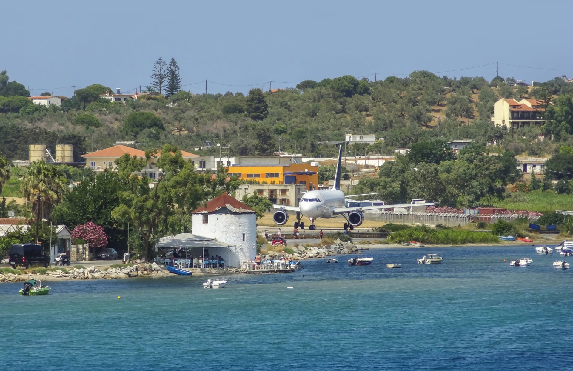 Velmi nízké přelety letadel jsou jednou z vyhledávaných turistických atrakcí na ostrově Skiathos.
