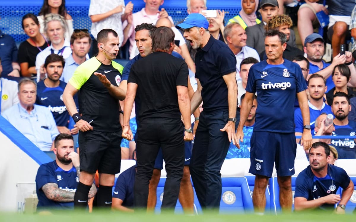 Trenéři Chelsea a Tottenhamu se do sebe pustili při závěrečném podávání rukou, čímž vyvolali hromadnou strkanici mezi oběma tábory. 