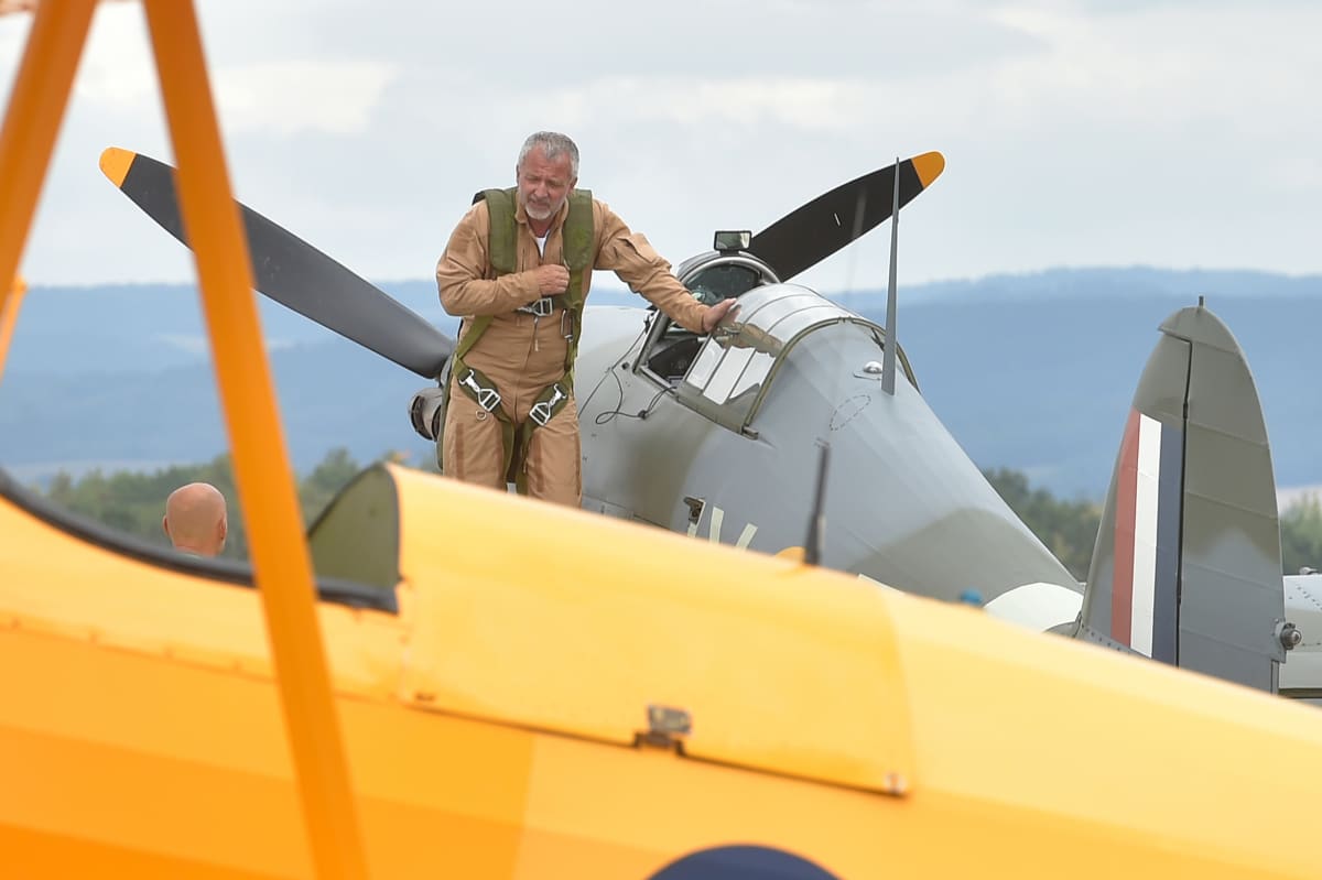 Pilot Petr P. na leteckém dni před nástupem do letadla