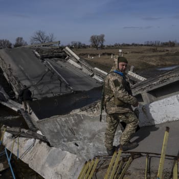 Voják stojící na zničeném mostě (Ilustrační foto)
