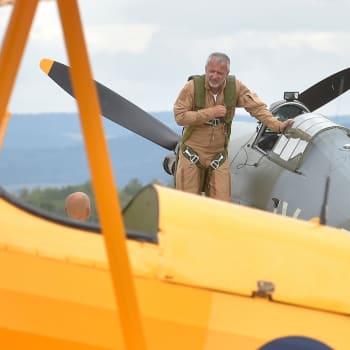 Pilot Petr P. na leteckém dni před nástupem do letadla