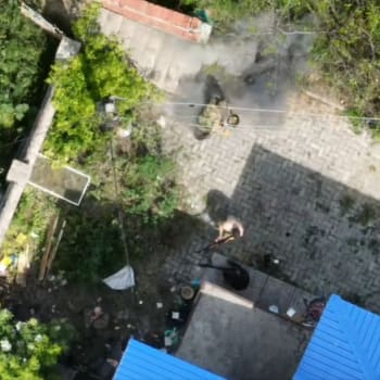 Ukrajinský dron shodil okupantovi bombu přímo pod nohy.