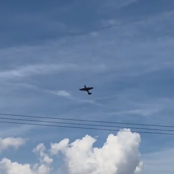 Poslední záběry ze vzduchu padlého letadla v Chebu.