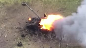 Záběry z bojů: Ohnivý výbuch a oblaka kouře. Ukrajinci ukázali, jak zničili ruské tanky