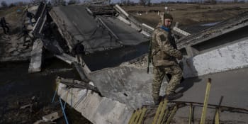 Rusové prchají od Dněpru, 20 tisíc jich bude v pasti, tvrdí Kyjev. Politik si rýpl do „orků“
