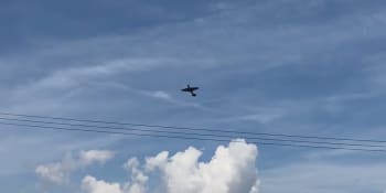 Nové záběry ukazují tvrdý dopad letounu v Chebu. Diváky na cestě minul jen o kousek