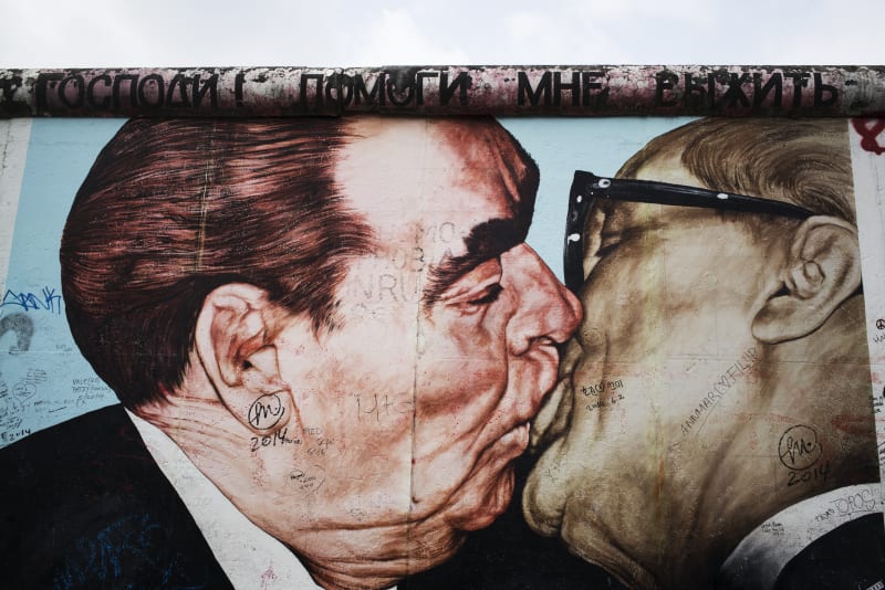 Graffiti líbajícího se sovětského vůdce Leonida Brežněva s lídrem NDR Erichem Honeckerem se stalo ikonickým.