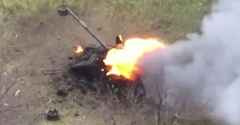 Rusové měli na tanku vystavené miny. Útok Ukrajinců způsobil dvě masivní exploze.