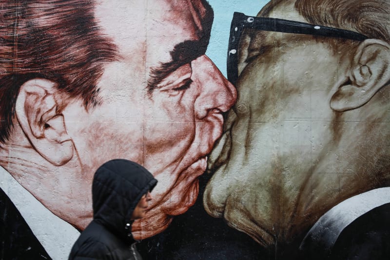 Graffiti líbajícího se sovětského vůdce Leonida Brežněva s lídrem NDR Erichem Honeckerem se stalo ikonickým.