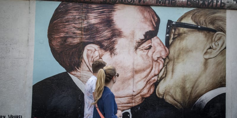 Graffiti dílo líbajícího se sovětského vůdce Leonida Brežněva s vůdcem komunistického východního Německa Erichem Honeckerem se stalo ikonickým.