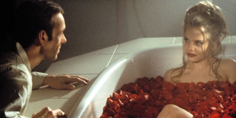 Mena Suvari a Kevin Spacey ve filmu Americká krása