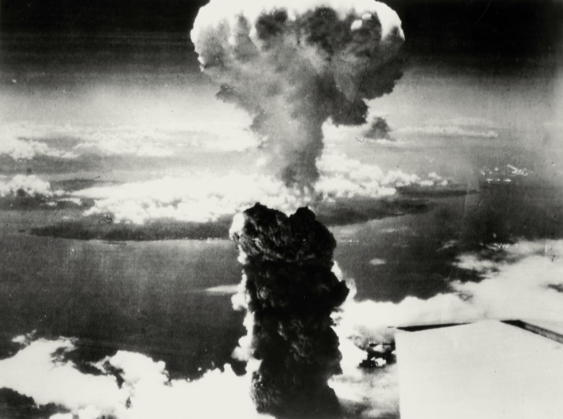 Atomový hřib nad Nagasaki po výbuchu jaderné bomby.