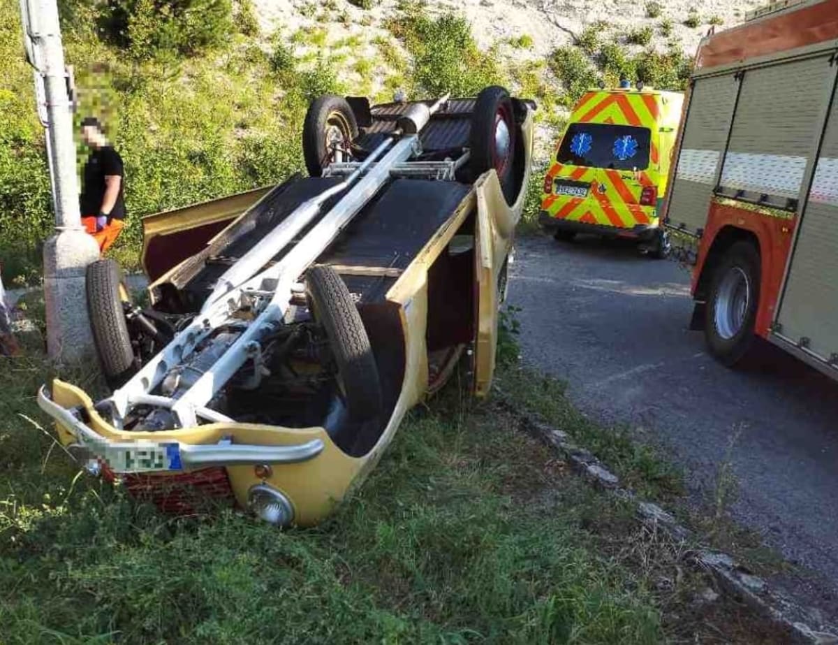 Hned dvě víkendové nehody, které se odehrály v Královéhradeckém a Pardubickém kraji, měly jako společného jmenovatele autoveterána. 
