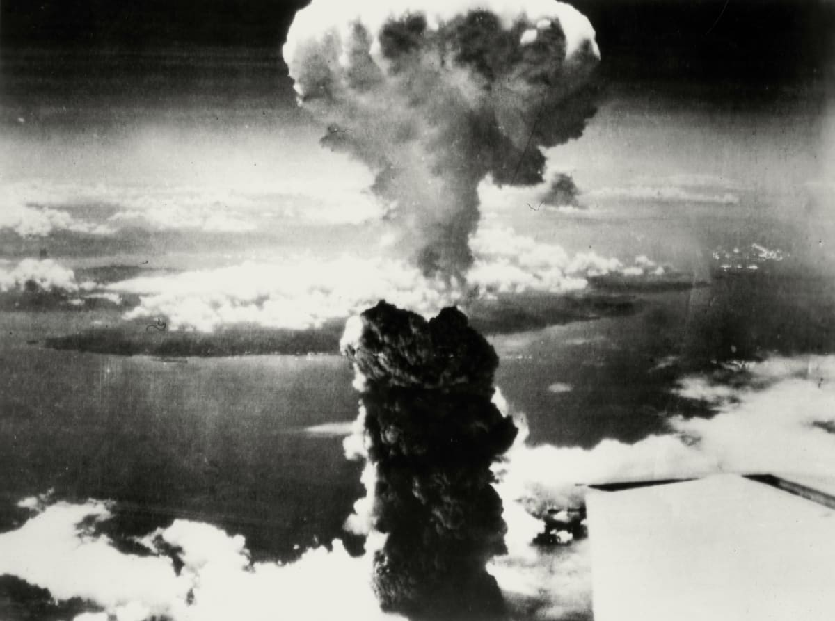 Atomový hřib nad Nagasaki po výbuchu jaderné bomby