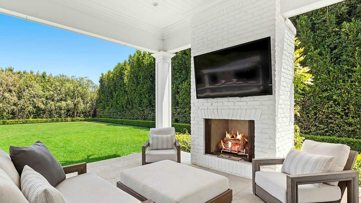 Dům prodává, protože si s manželkou Jennifer Lopez pořizují nové bydlení v Beverly Hills