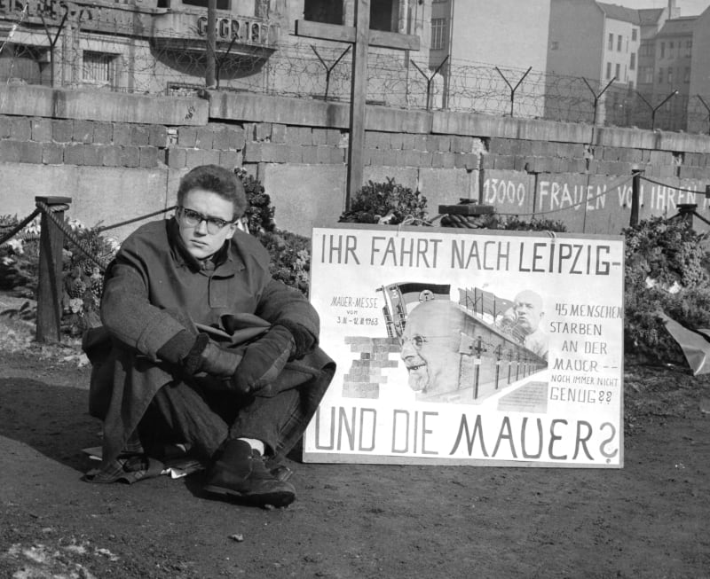 Karl-Wolfgang Holzapfel při hladovce na protest proti Fechterovu zabití