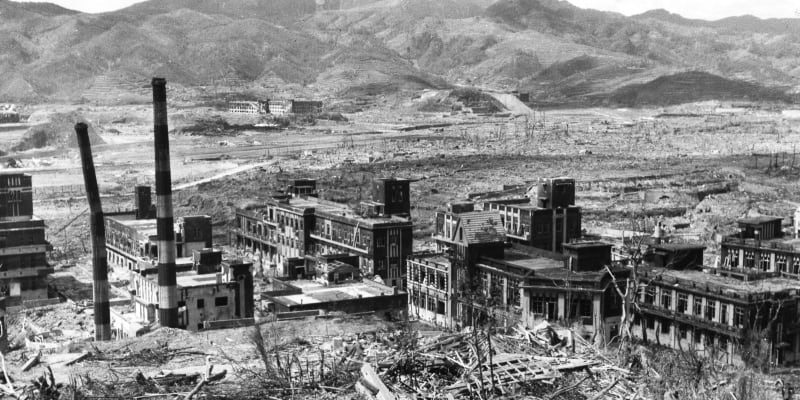Město Nagasaki po výbuchu atomové bomby v roce 1945.