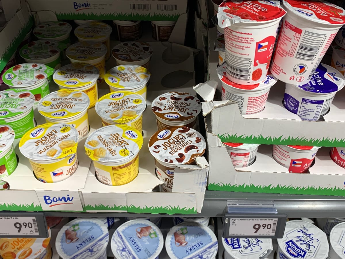 Vlevo jogurt s hmotností 150 gramů. Tomu vpravo 20 gramů chybí, cena je však stejná.