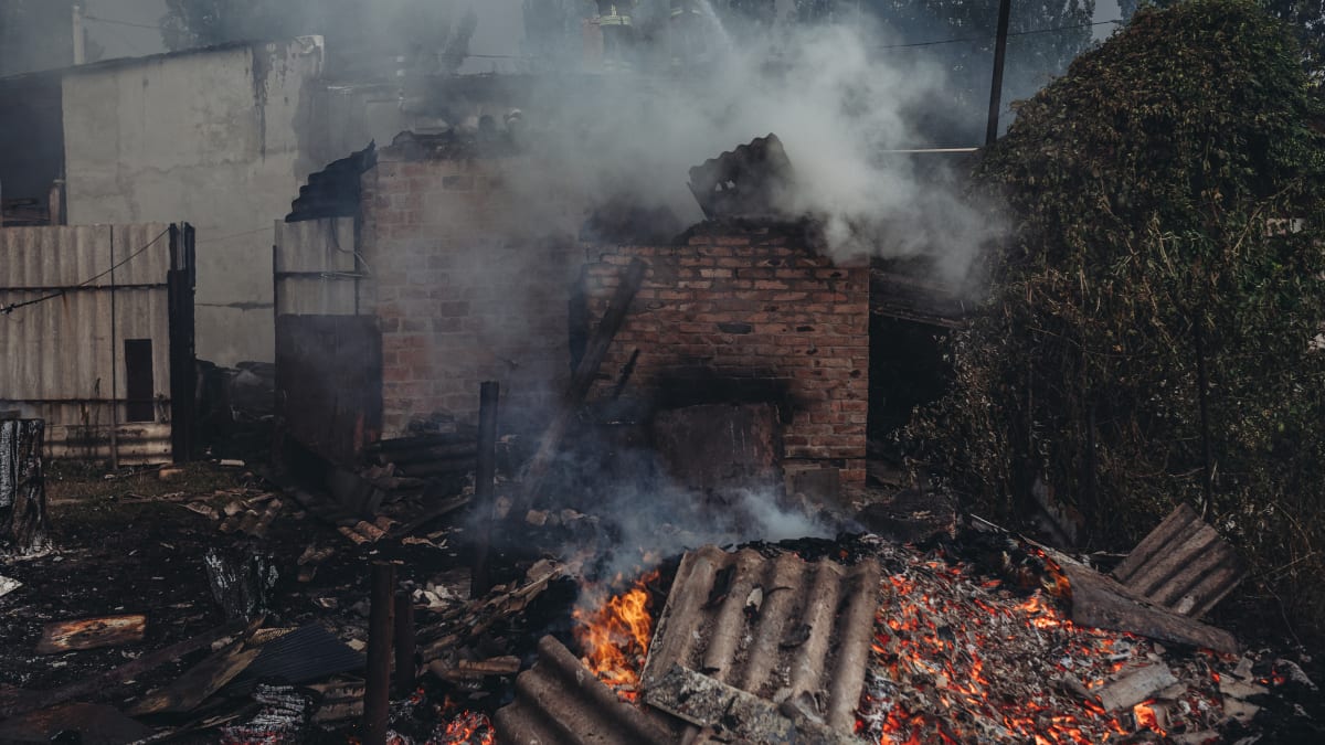 Hasiči hasí požár, který vypukl po ostřelování v době pokračující rusko-ukrajinské války v Doněcké oblasti na Ukrajině 1. srpna 2022. 