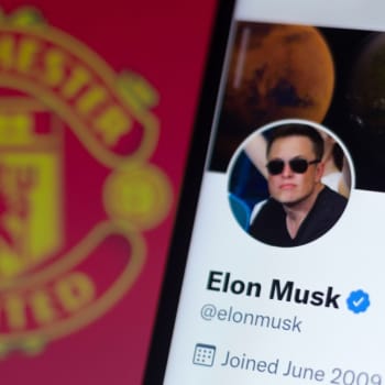 „Koupím Manchester United,“ napsal na Twitteru Elon Musk. O pár hodin později to označil za žert. 