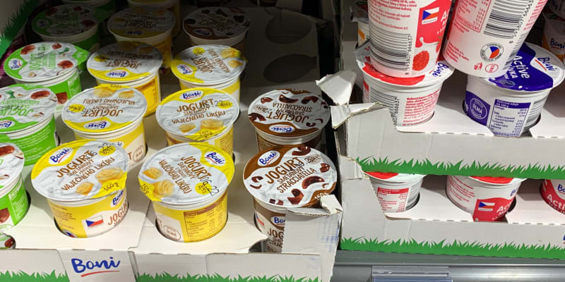 Vlevo jogurt s hmotností 150 gramů. Tomu vpravo 20 gramů chybí, cena je však stejná.