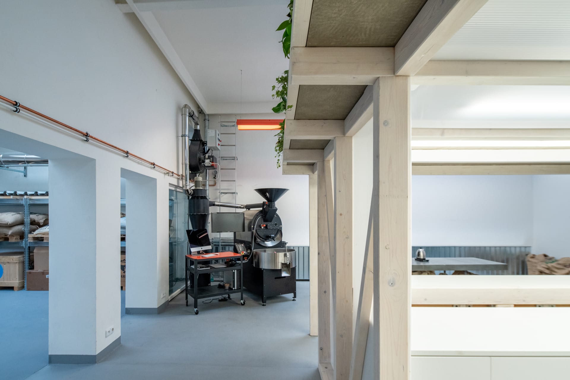 Oddělená místnost za barem je určena k testování kávy a funguje zároveň jako showroom pro profesionální baristické stroje a prostor pro pořádání workshopů a různých soutěží.