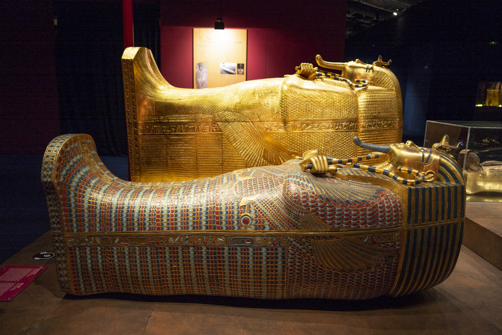 Repliky sarkofágů z Tutanchamonovy hrobky