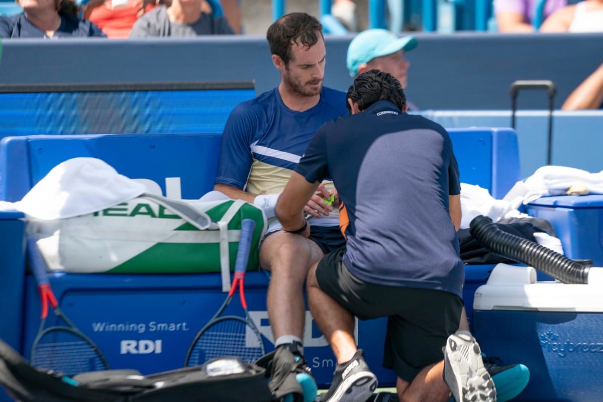 Andy Murray se nemůže zbavit křečí a znovu se dostává do hry konec kariéry.