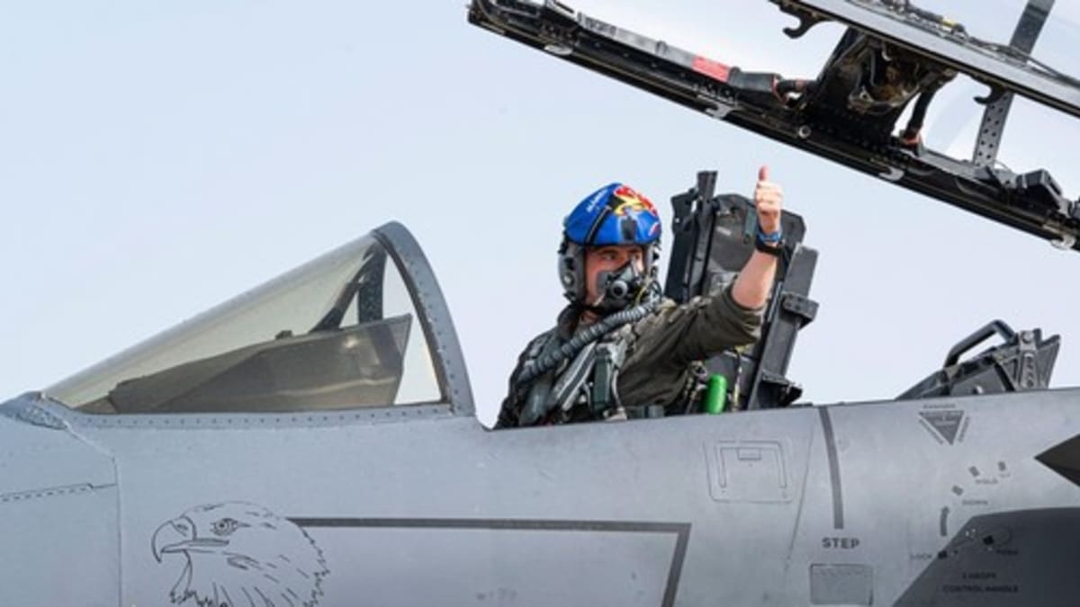 Pilot ve stíhačce F-15E britského Královského letectva