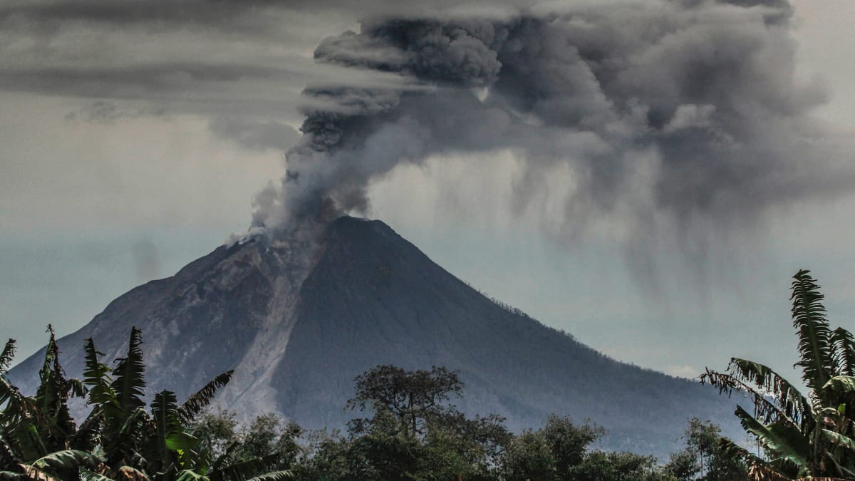 Sopka, chrlící dým a popel (Ilustrační obrázek)