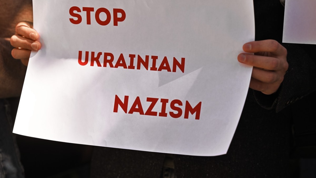 Ruští aktivisté protestovali před velvyslanectvím Velké Británie a USA v Moskvě proti zločinům páchaných na civilistech na Donbase.