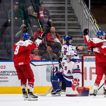 Čeští hokejisté do 20 let porazili ve čtvrtfinále odloženého MS USA.